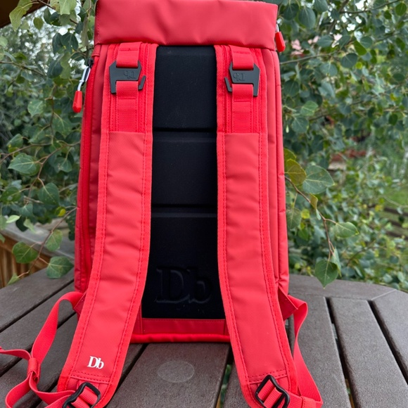 DB equipment: Hugger 20L scarlet Red - Picture 3 of 7